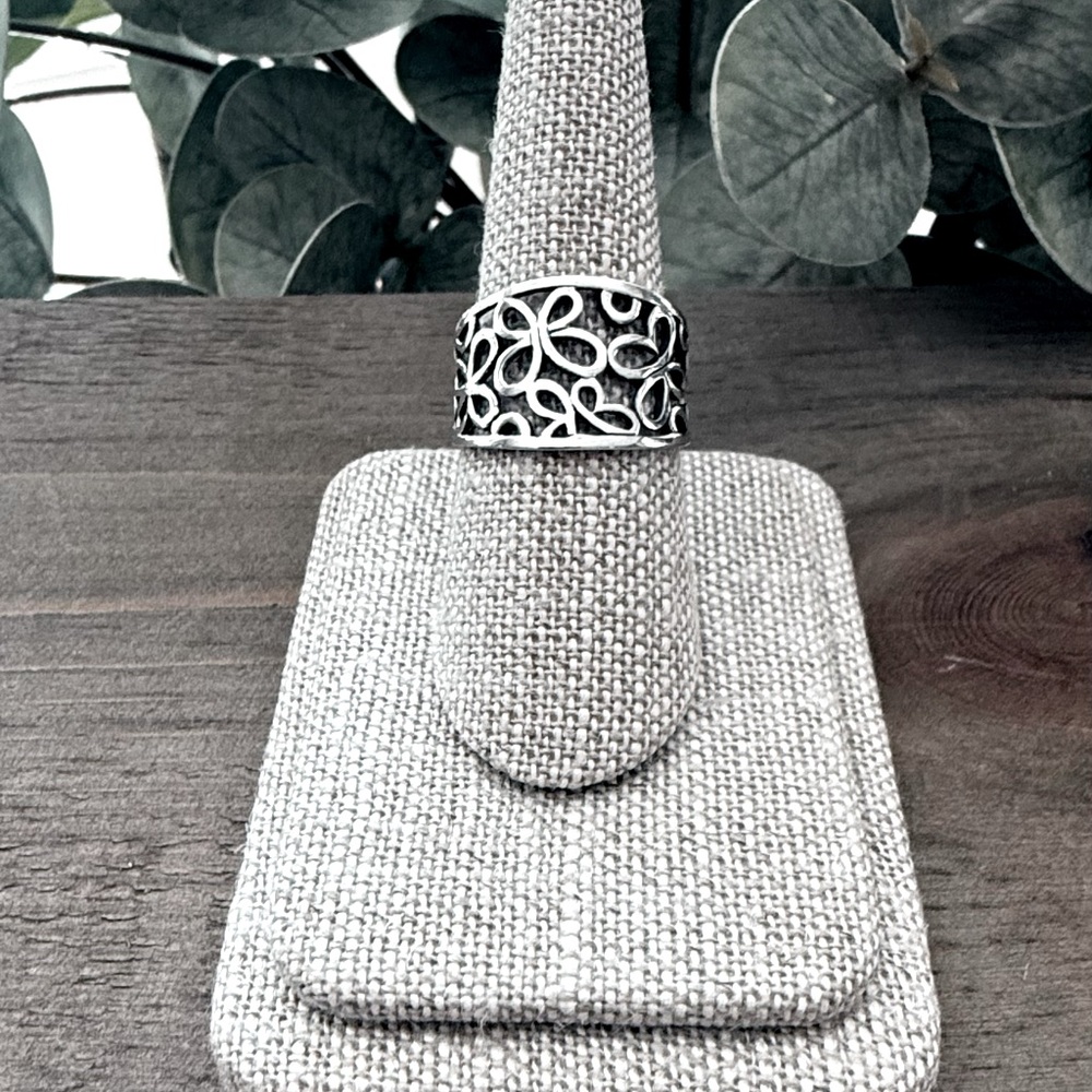 925 Sterling Silver Flowered Ring Band! Sizes 7, 8, 9, 10. NEW!